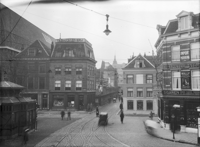 853679 Gezicht in de Potterstraat te Utrecht, vanaf het hoekpand Lange Jansstraat/Voorstraat, tijdens de afbraak van de ...